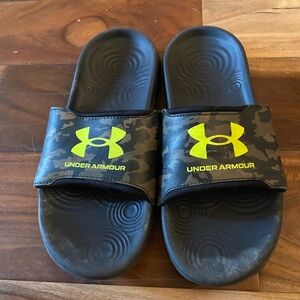 Under Armour Kids Camo Slide Sandals - Black and Neon Yellow